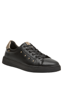 Zapatilla de cuero negro para mujer, taco plano de 2 cm, recomendada para uso diario.