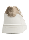 Calzado blanco de mujer en cuero, diseño fresco y adaptable para ocasiones urbanas.
