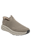 Zapatilla cómoda taupe para hombre, diseño anatómico, recomendada para caminatas urbanas diarias.