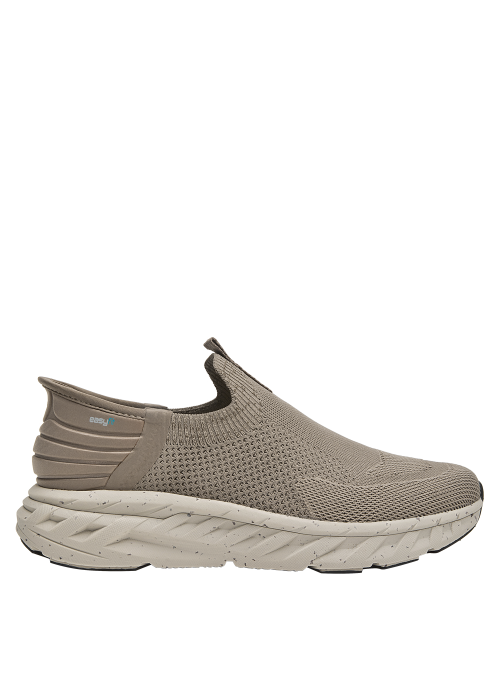 Zapatilla cómoda taupe para hombre, diseño anatómico, recomendada para caminatas urbanas diarias.