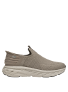Zapatilla suave taupe para hombre, material textil, ideal para un look elegante y relajado.