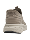 Zapatilla ligera taupe para hombre, estilo casual, perfecta para combinar con jeans y pantalones.