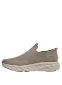 Zapatilla urbana taupe para hombre, estilo casual, con calce adaptable EASY FIT para mayor comodidad.
