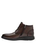 Botín de cuero café, diseño elegante, recomendado para looks casuales y formales.