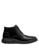 Botín negro para hombre, acabado en cuero, ideal para mantener la ventilación y el bienestar durante el uso.