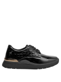 Zapatos de mujer en cuero negro, ideales para combinar con jeans y blusas ligeras en el trabajo.