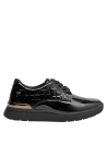 Zapatos de mujer en cuero negro, ideales para combinar con jeans y blusas ligeras en el trabajo.