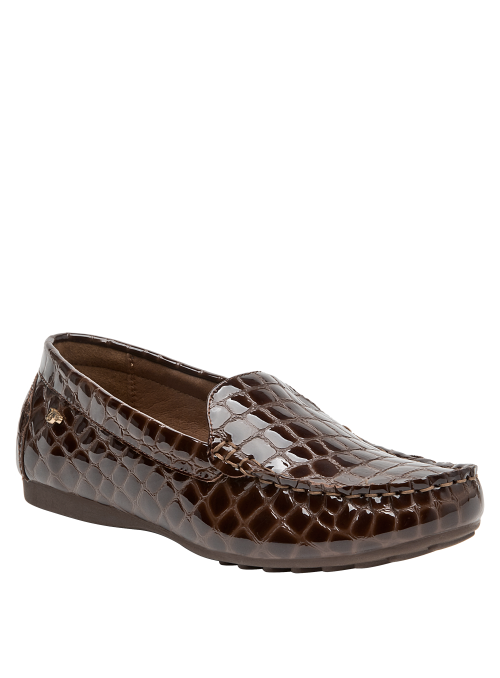 mocasín café para mujer, estilo formal, ideal para uso diario, cuero suave, taco plano, comodidad prolongada.