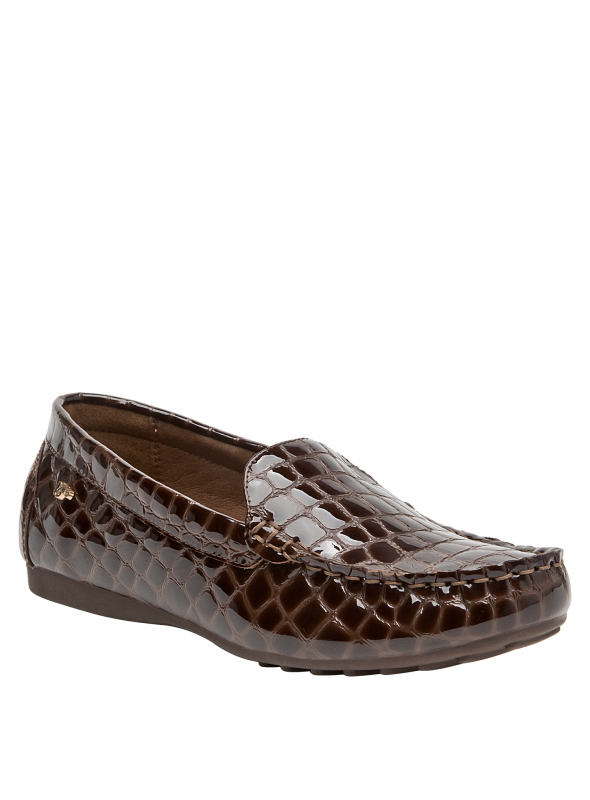 mocasín café para mujer, estilo formal, ideal para uso diario, cuero suave, taco plano, comodidad prolongada.