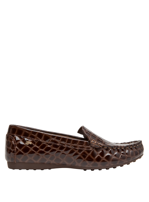 mocasín café para mujer, estilo formal, ideal para uso diario, cuero suave, taco plano, comodidad prolongada.