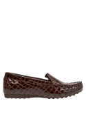 mocasín café para mujer, estilo formal, ideal para uso diario, cuero suave, taco plano, comodidad prolongada.
