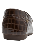 mocasín café para mujer, estilo formal, ideal para uso diario, cuero suave, taco plano, comodidad prolongada.