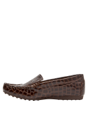 mocasín café para mujer, estilo formal, ideal para uso diario, cuero suave, taco plano, comodidad prolongada.
