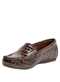 mocasín café para mujer, estilo formal, ideal para uso diario, cuero suave, taco plano, comodidad prolongada.
