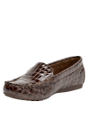 mocasín café para mujer, estilo formal, ideal para uso diario, cuero suave, taco plano, comodidad prolongada.