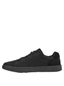 Calzado negro casual para hombre, diseño contemporáneo, perfecto para combinar con jeans.