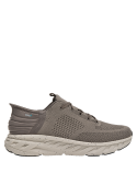 Zapatilla para hombre en taupe, estilo casual, con calce adaptable para mayor comodidad.