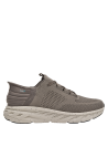 Zapatilla para hombre en taupe, estilo casual, con calce adaptable para mayor comodidad.