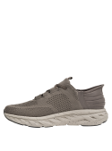 Calzado casual para hombre en color taupe, recomendado para un look diario sin esfuerzo.