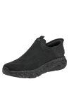 Zapatilla negra casual para hombre, textil ligero, ideal para actividades diarias.