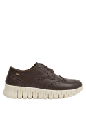 mujer zapatos en cuero suave color moro estilo chic perfectos para looks urbanos y casuales