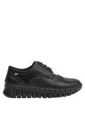 Zapato cuña negro mujer, punta redonda y detalles en corte, aporta un aire sofisticado y fresco al atuendo.