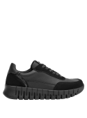 Zapatilla cuña negra de cuero para mujer, detalles en gamuza, estilo moderno y chic.