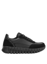 Zapatilla cuña negra de cuero para mujer, detalles en gamuza, estilo moderno y chic.