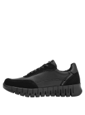 Zapatilla cuña negra de cuero para mujer, 4 cm de altura, brinda confort en cada paso.