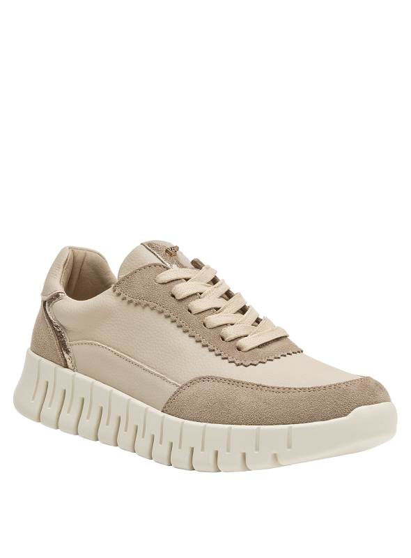 Zapatillas de cuero beige para mujer, diseño contemporáneo, recomendadas para uso diario.