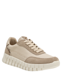 Zapatillas de cuero beige para mujer, diseño contemporáneo, recomendadas para uso diario.