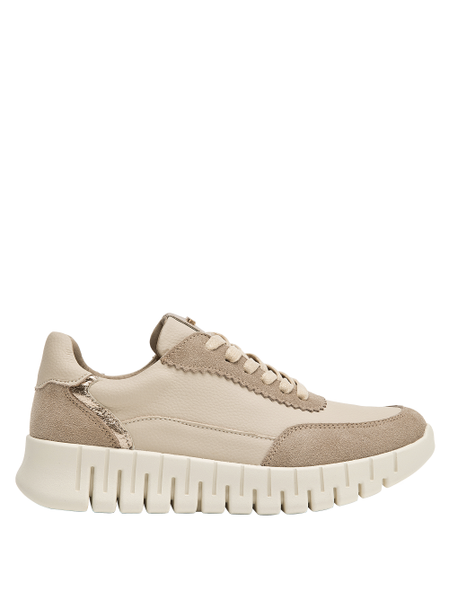 Zapatillas de cuero beige para mujer, diseño contemporáneo, recomendadas para uso diario.