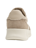 Calzado casual beige para mujer, con taco cuña de 4 cm, perfecto para un look urbano.