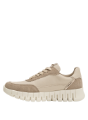 Calzado femenino beige, con detalles de gamuza, ideal para combinar con jeans o vestidos.