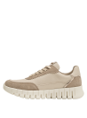 Calzado femenino beige, con detalles de gamuza, ideal para combinar con jeans o vestidos.