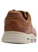 Zapato de cuero camel, ideal para ocasiones formales y casuales, estilo urbano.