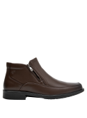 Botín de cuero café, tacón plano de 3 cm, perfecto para un look sofisticado.