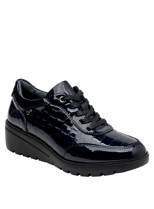 Zapato de cuña de charol azul para mujer, perfecto para un brunch con amigas.