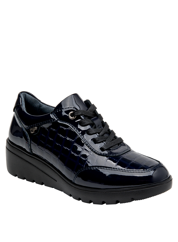 Zapato de cuña de charol azul para mujer, perfecto para un brunch con amigas.