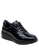 Zapato de cuña de charol azul para mujer, perfecto para un brunch con amigas.