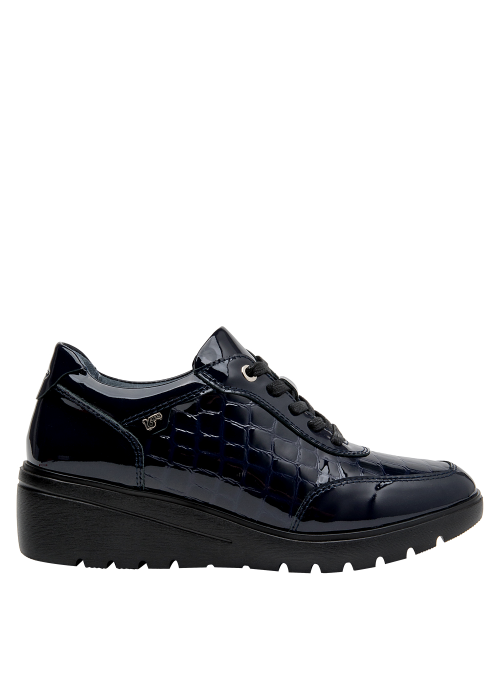 Zapato de cuña de charol azul para mujer, perfecto para un brunch con amigas.