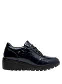Zapato de cuña azul para mujer, combina con jeans ajustados y blusa sencilla.