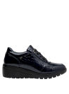 Zapato de cuña azul para mujer, combina con jeans ajustados y blusa sencilla.