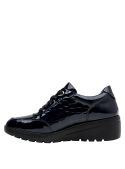 Calzado femenino azul de cuña, altura de taco de 5 cm, estilo casual.