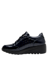 Calzado femenino azul de cuña, altura de taco de 5 cm, estilo casual.