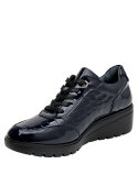 Zapato de cuña azul para mujer, estilo formal, ideal para rutinas urbanas.
