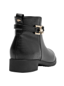 Botín negro de mujer con detalle dorado, perfecto para un estilo casual y elegante en cualquier ocasión.