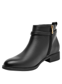 Botín negro casual de cuero para mujer, ideal para rutinas urbanas y combinaciones modernas.
