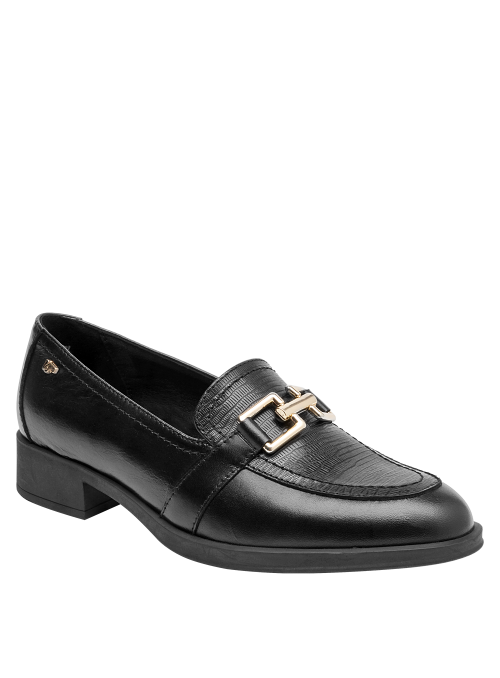 mocasín negro mujer cuero detalles sutilemente elegantes look casual chic