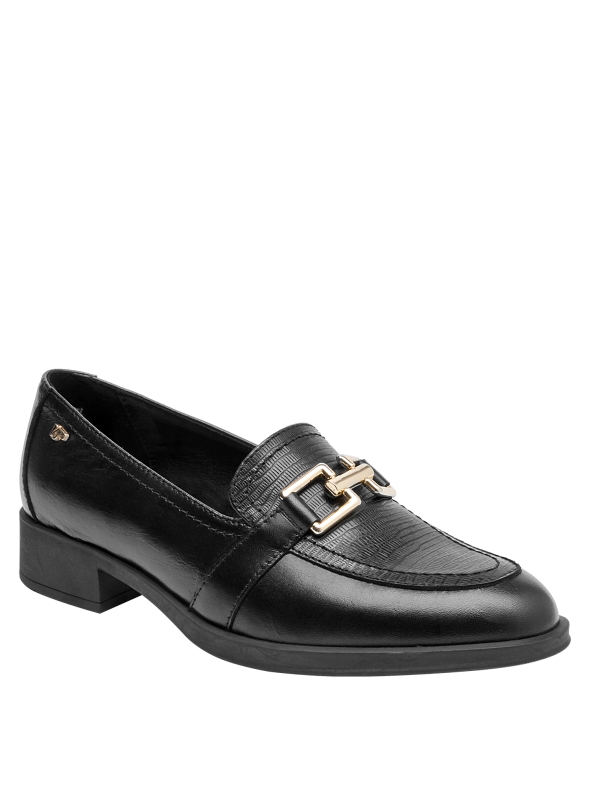 mocasín negro mujer cuero detalles sutilemente elegantes look casual chic